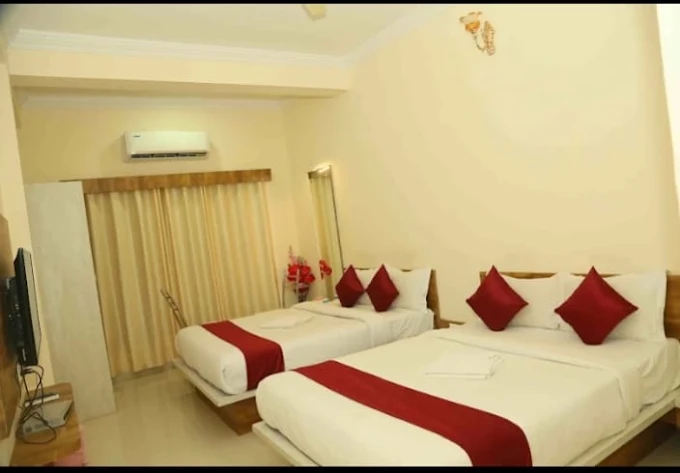 Deluxe Room with air conditioning and modern wood-panelled TV unit